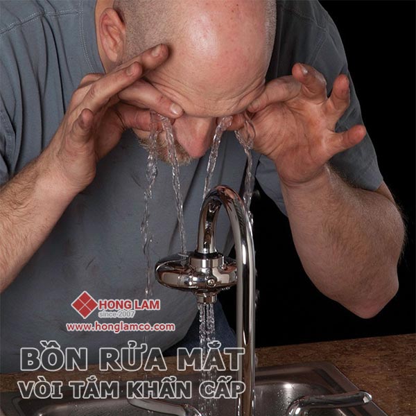 Nên Lắp Đặt Bồn Rửa Mắt Để Bàn Hay Bồn Rửa Mắt Khẩn Cấp Gắn Tường?